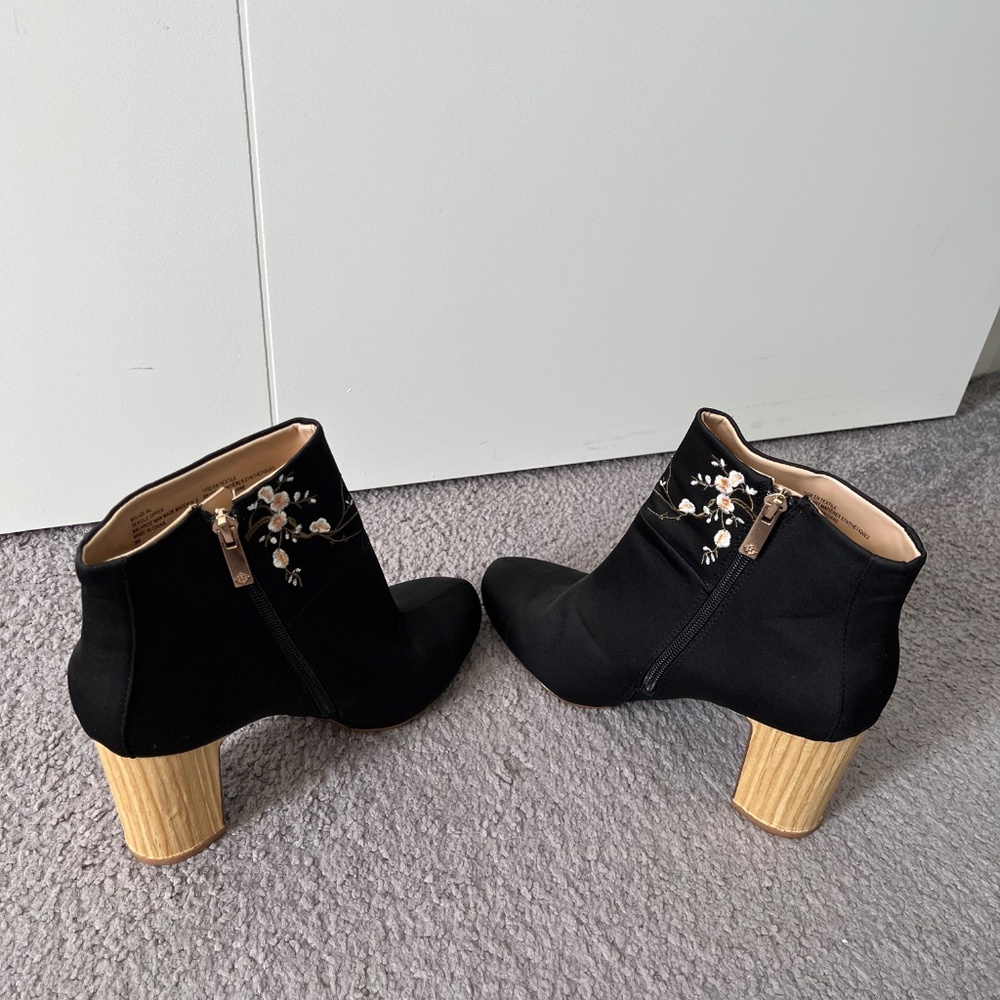 Embroidered shoes - Picture 2 of 4